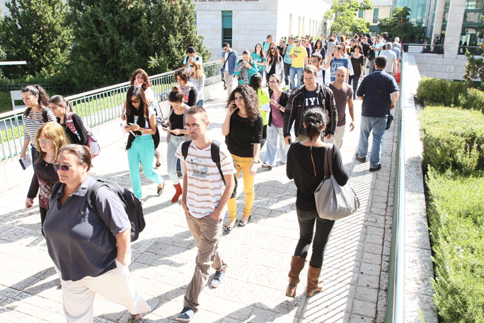 סטודנטים הולכים באוניברסיטת חיפה